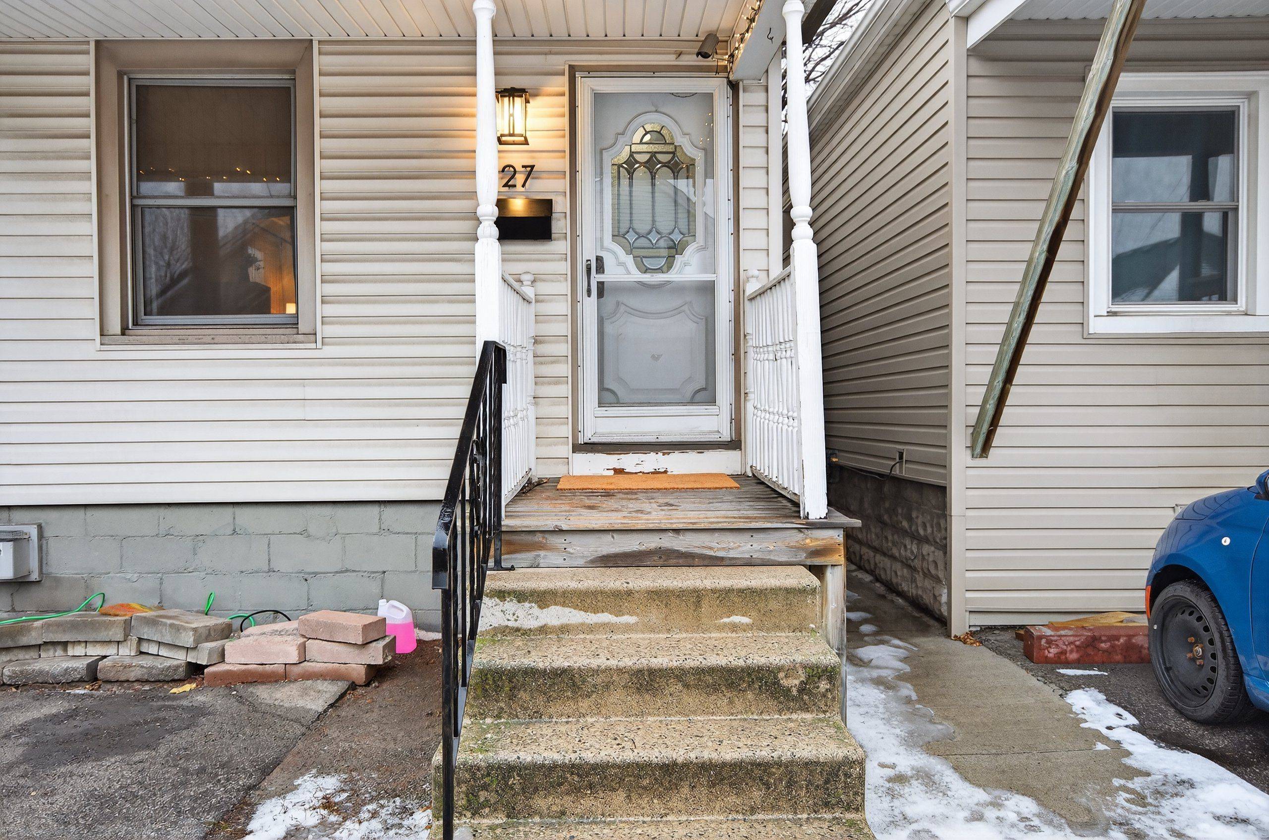 Hamilton, ON L8L 2K5,27 Mayflower AVE