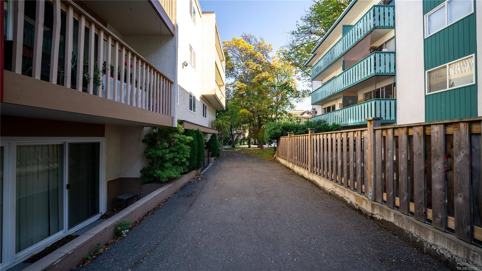 Victoria, BC V8R 4P6,1520 Richmond Ave