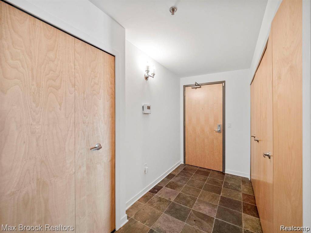 Royal Oak, MI 48067,432 S Washington AVE #905