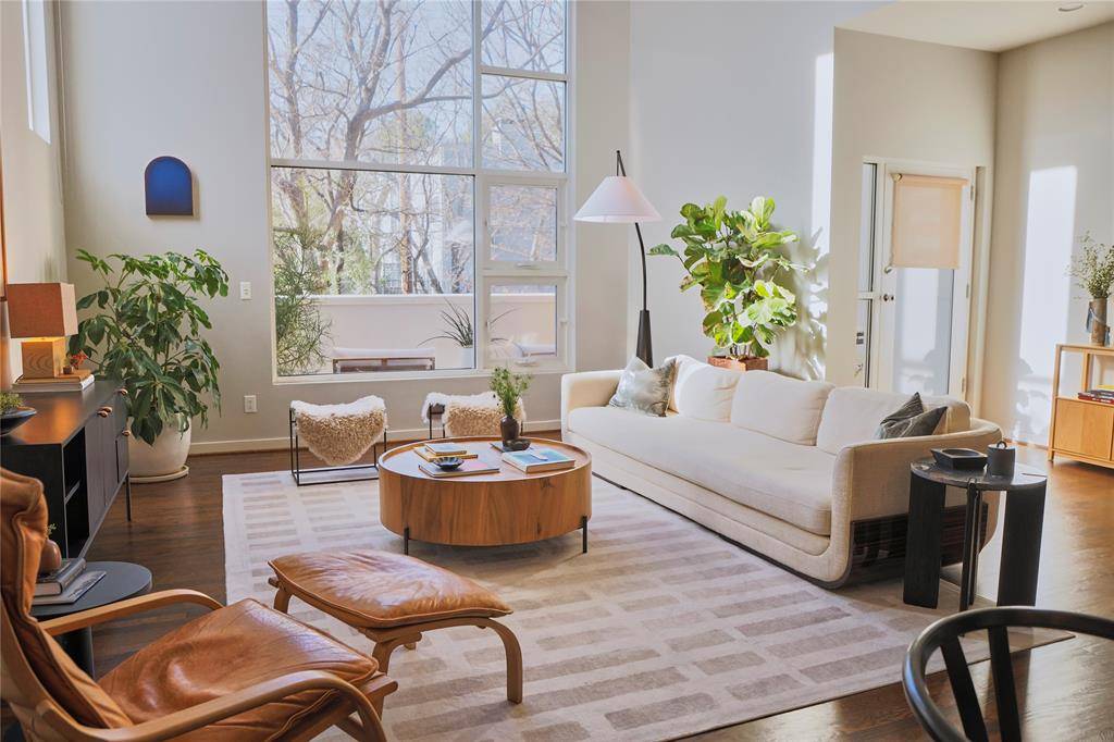 Dallas, TX 75204,4026 Travis #E