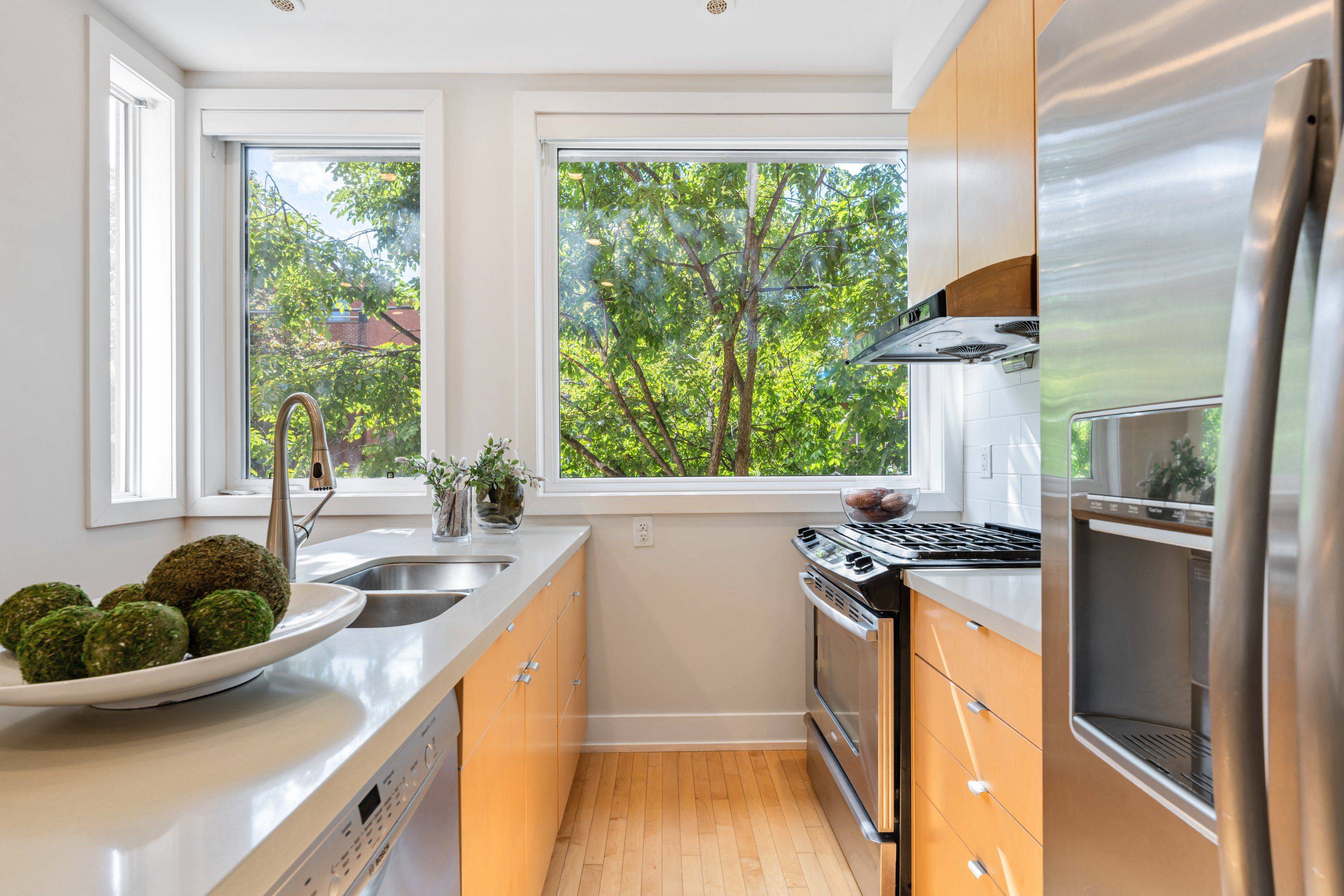 Toronto C01, ON M5T 3B1,8A Cecil ST