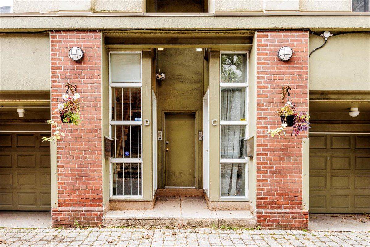 Toronto E03, ON M4K 2R5,957 Broadview AVE #D