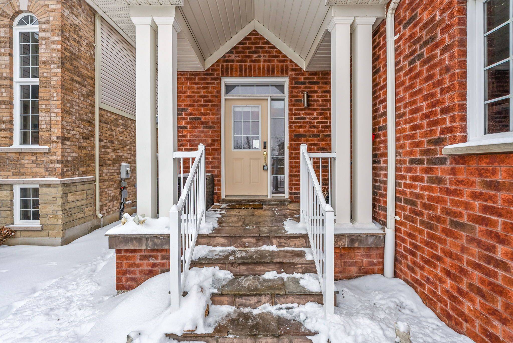 Oshawa, ON L1K 0B7,1083 Glenbourne DR