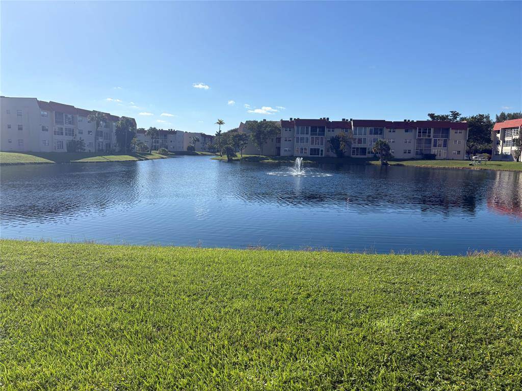 Sunrise, FL 33322,2900 W Sunrise Lakes Dr #106