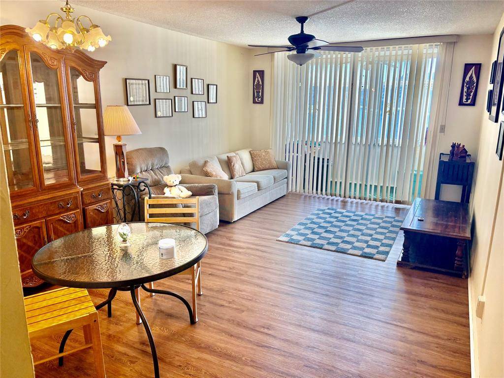 Sunrise, FL 33322,2900 W Sunrise Lakes Dr #106