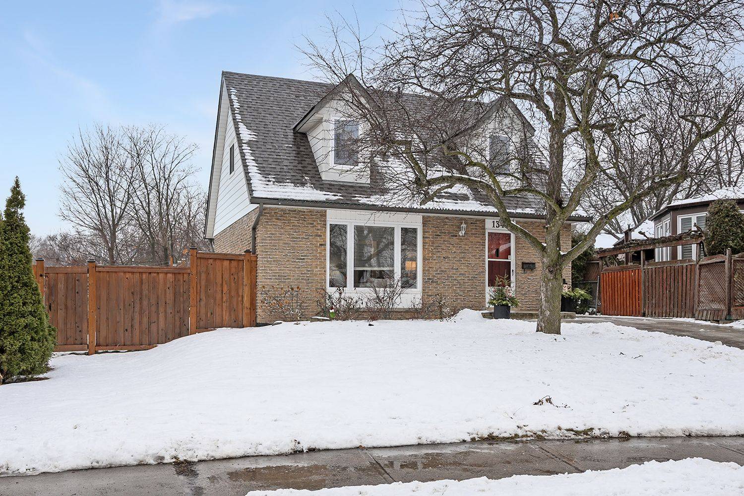 Burlington, ON L7P 1K5,1343 JANINA BLVD