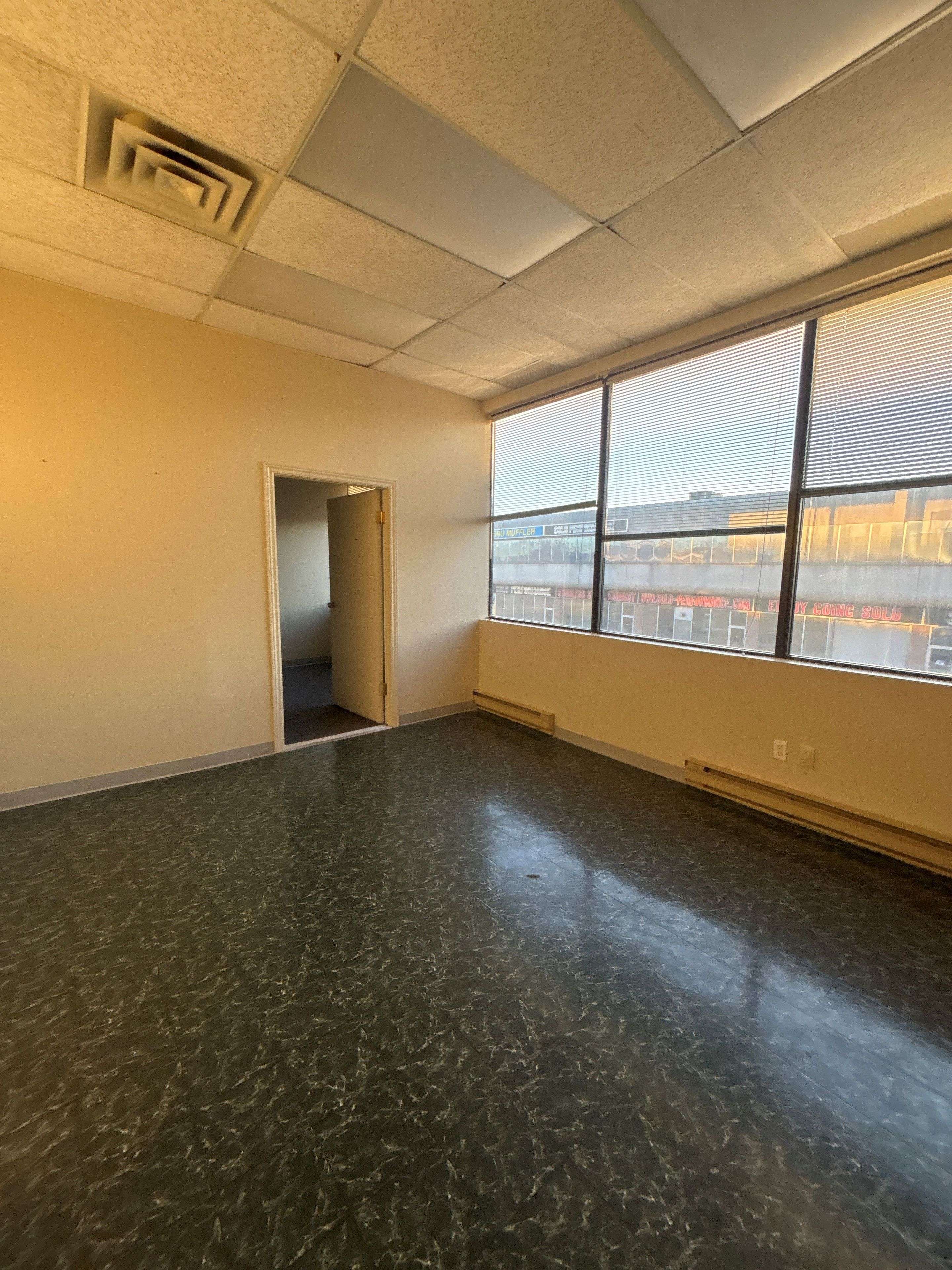 Mississauga, ON L4Y 2B8,1090 Dundas ST E #103