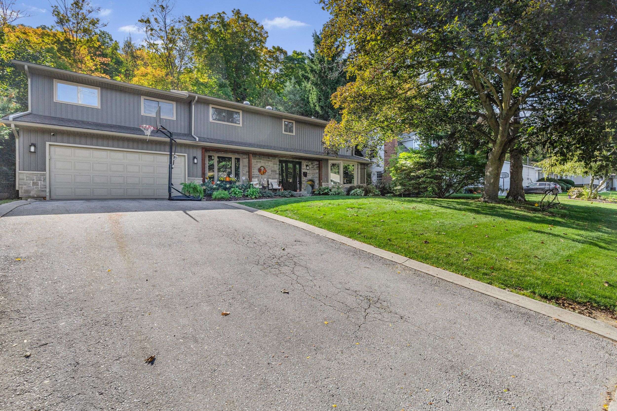 Grimsby, ON L3M 1A8,94 Dorchester DR