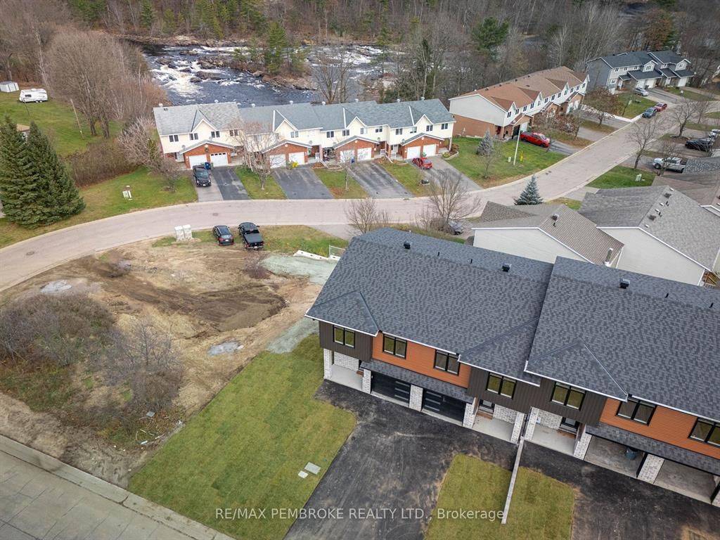 Petawawa, ON K8H 3N4,11 NORTHBROOK ST