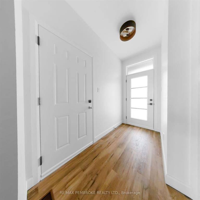 Petawawa, ON K8H 3N4,11 NORTHBROOK ST