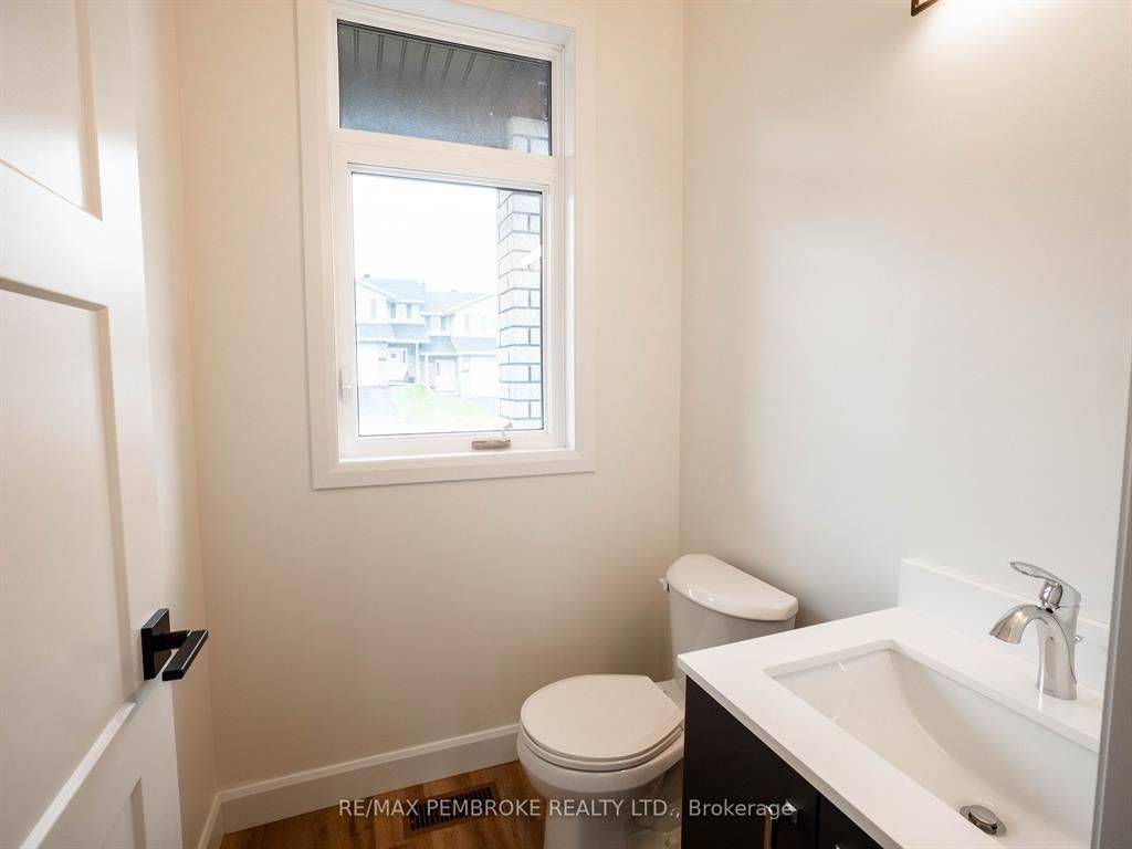 Petawawa, ON K8H 3N4,11 NORTHBROOK ST