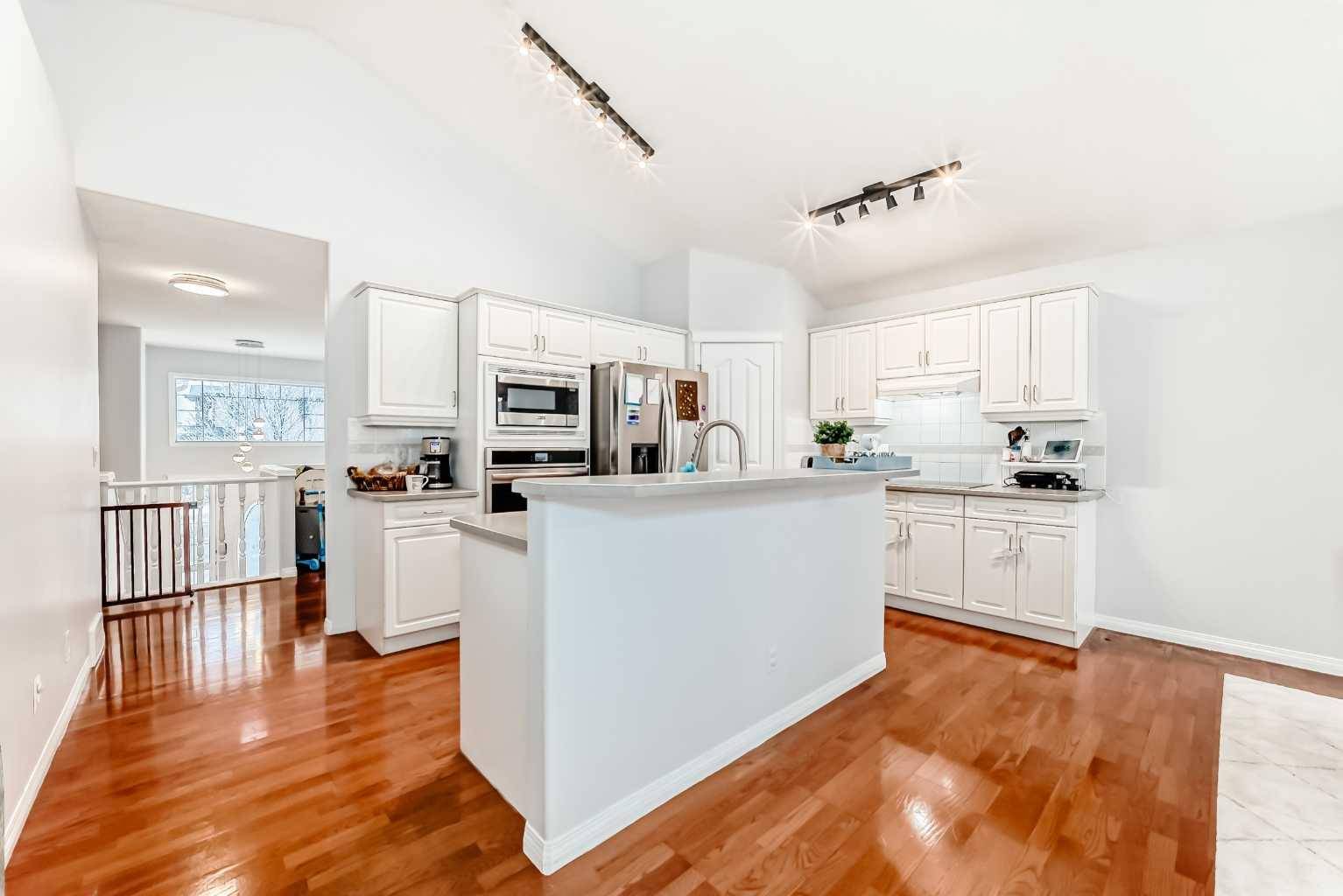 Calgary, AB T3H 3T7,3263 Signal Hill DR SW