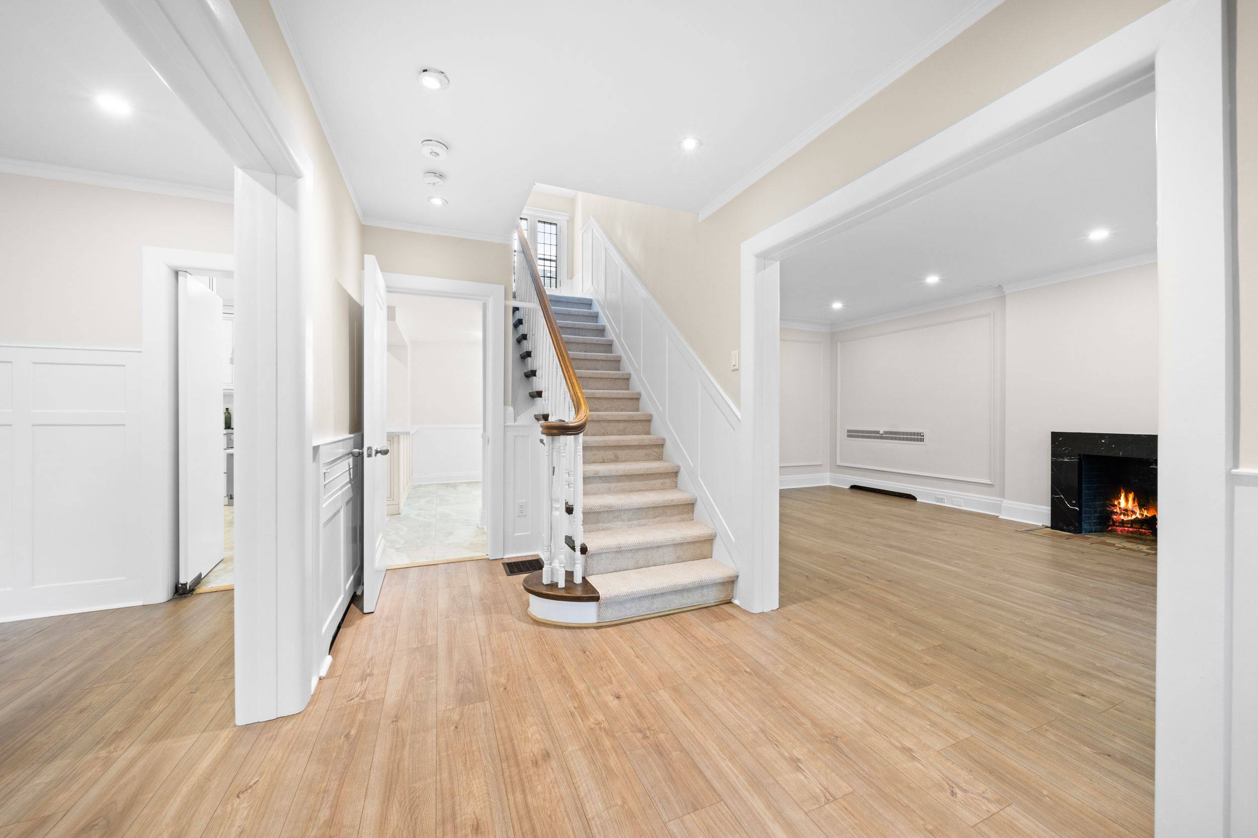 Toronto C03, ON M5P 1X1,44 Elderwood DR