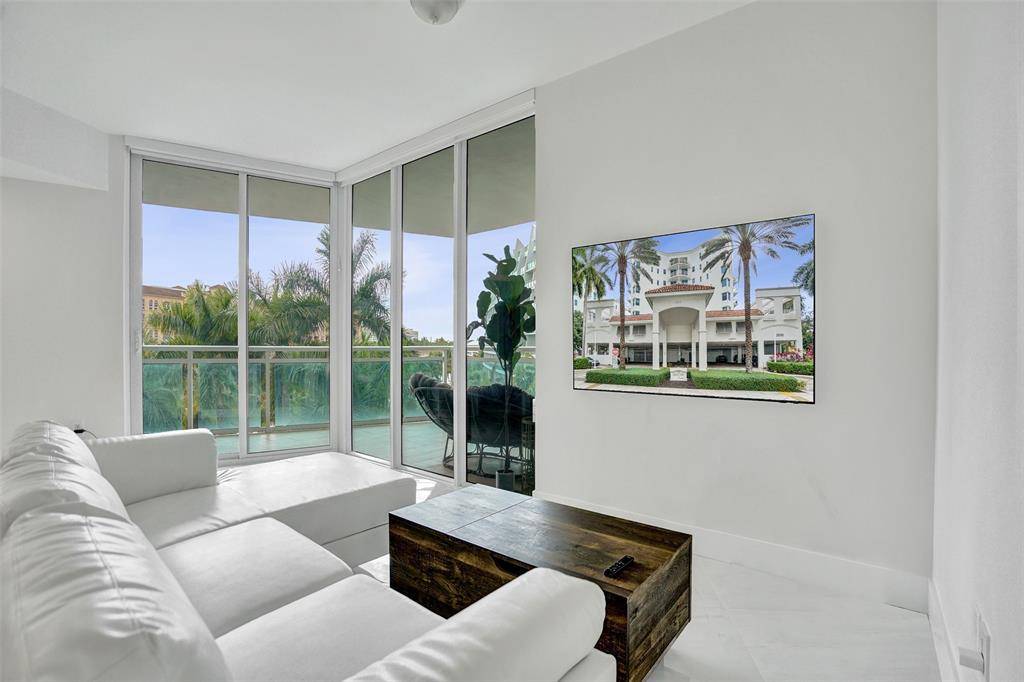 Miami, FL 33180,3000 NE 188th St #402