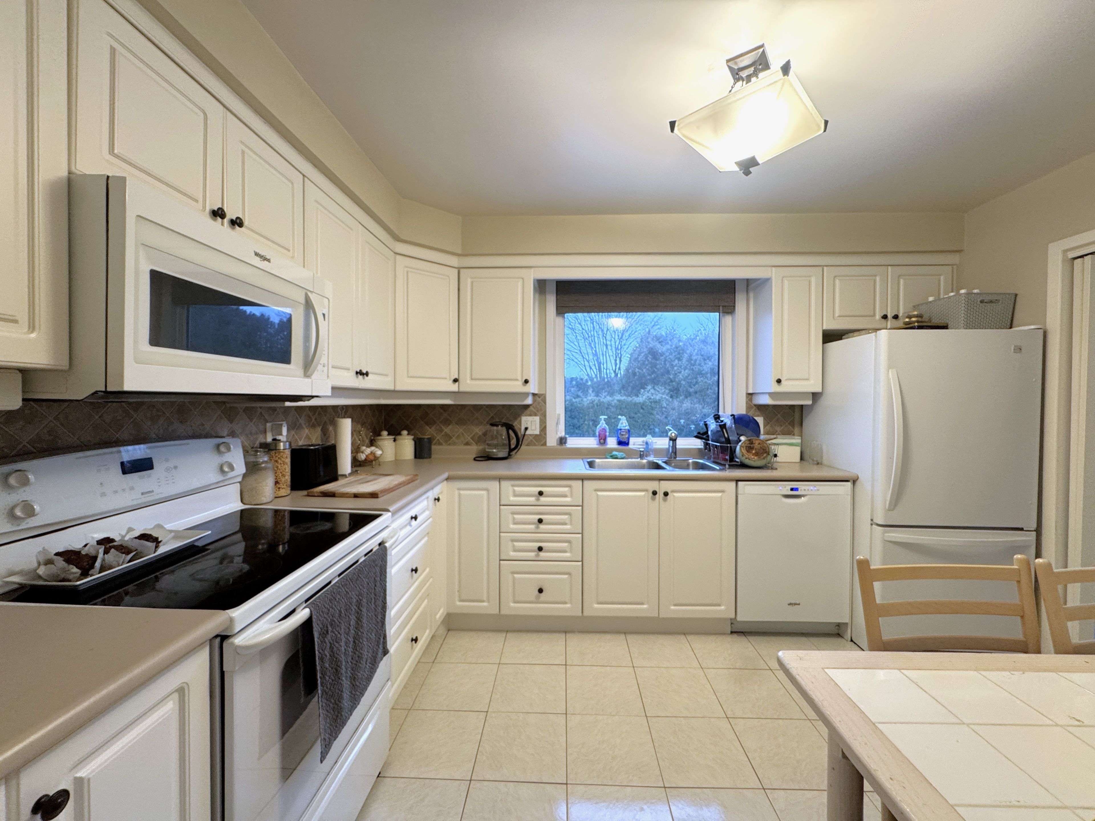 Oakville, ON L6L 2T6,2294 Wyandotte DR