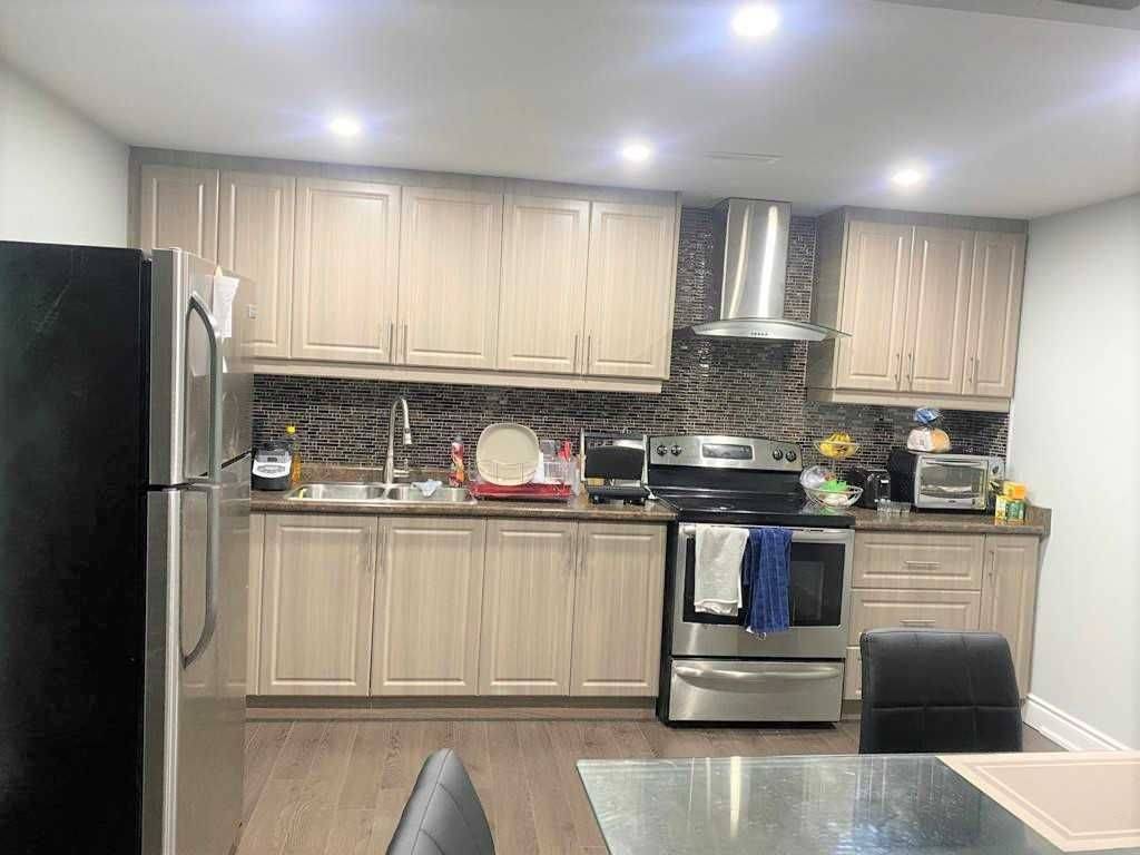 Brampton, ON L7A 4T4,5 Troyer ST