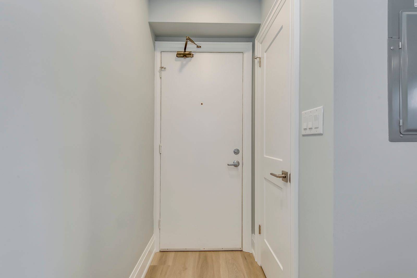 Mississauga, ON L5H 1G8,322 Lakeshore RD W