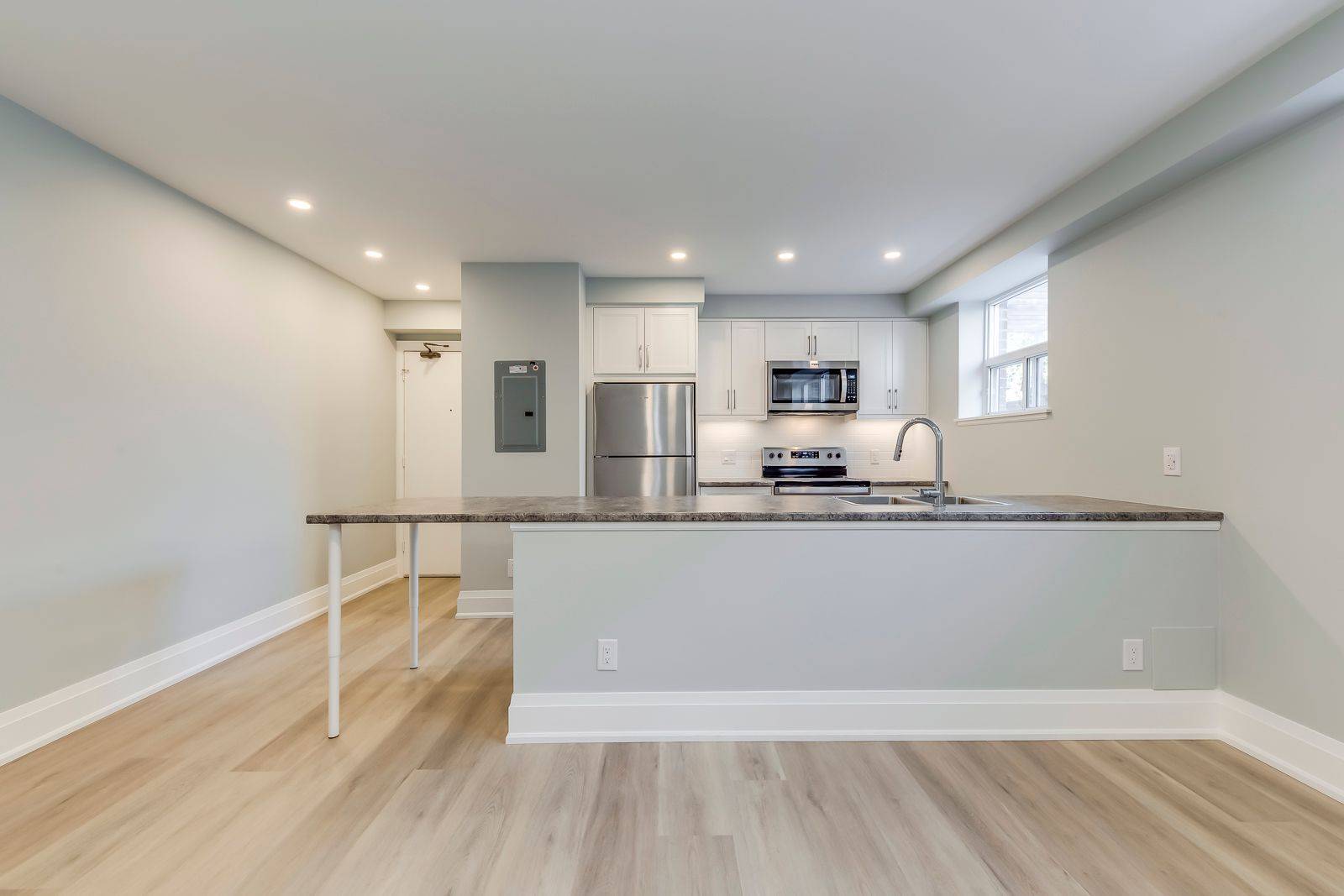 Mississauga, ON L5H 1G8,322 Lakeshore RD W