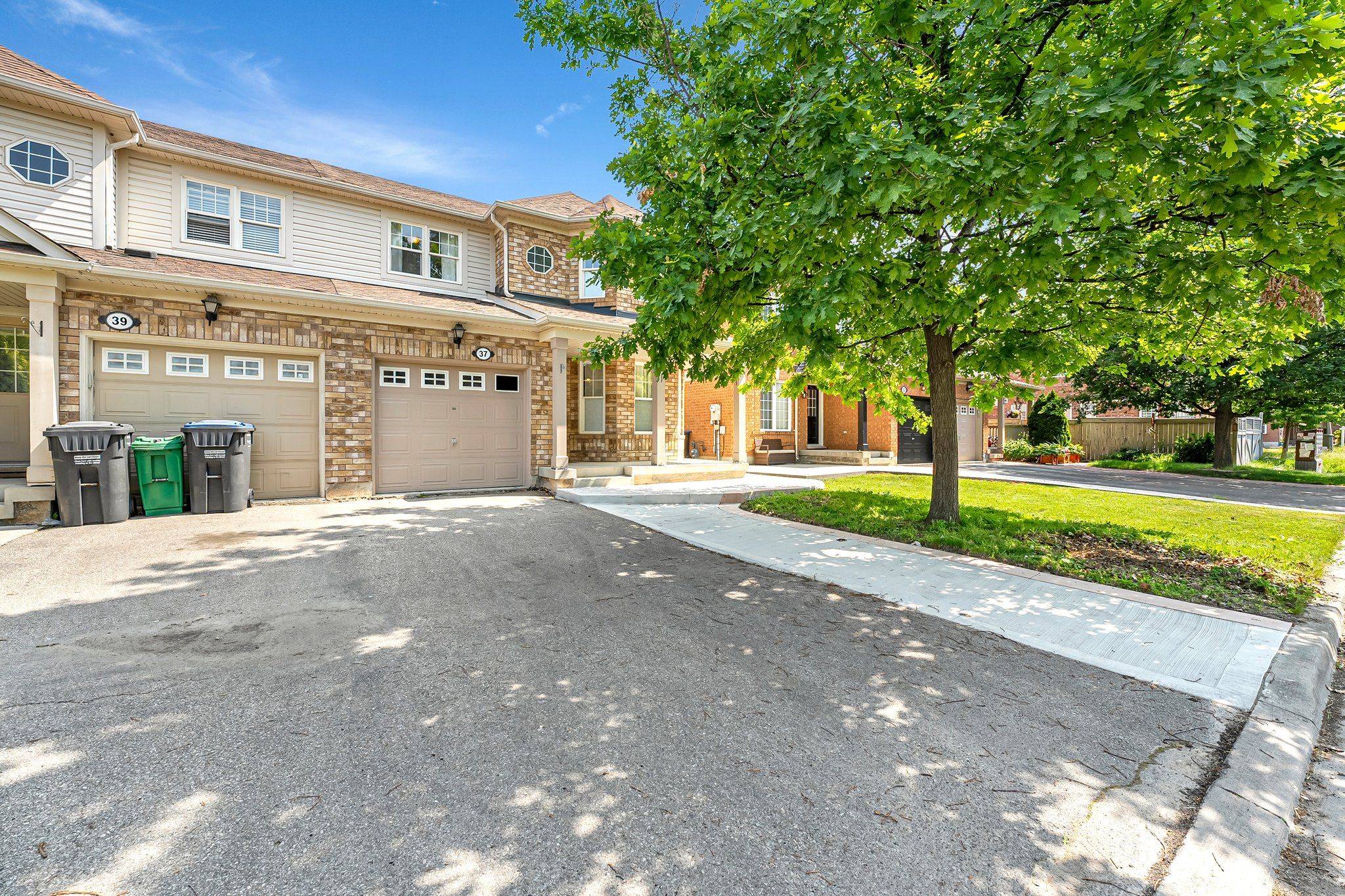 Brampton, ON L7A 3M8,37 JESSOP DR