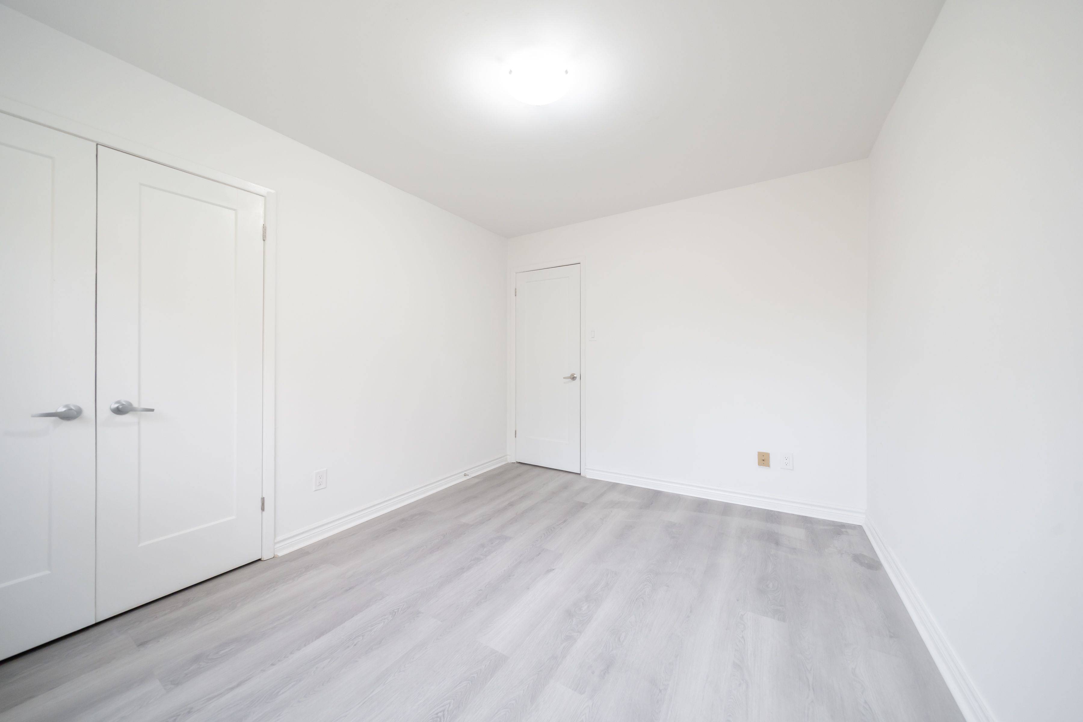 Oakville, ON L6H 2N6,1237 White Oaks N/A