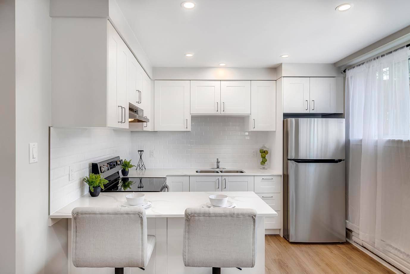 Toronto W06, ON M8Y 1A7,90 Portland ST