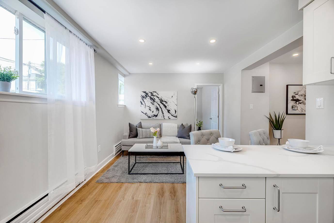 Toronto W06, ON M8Y 1A7,90 Portland ST