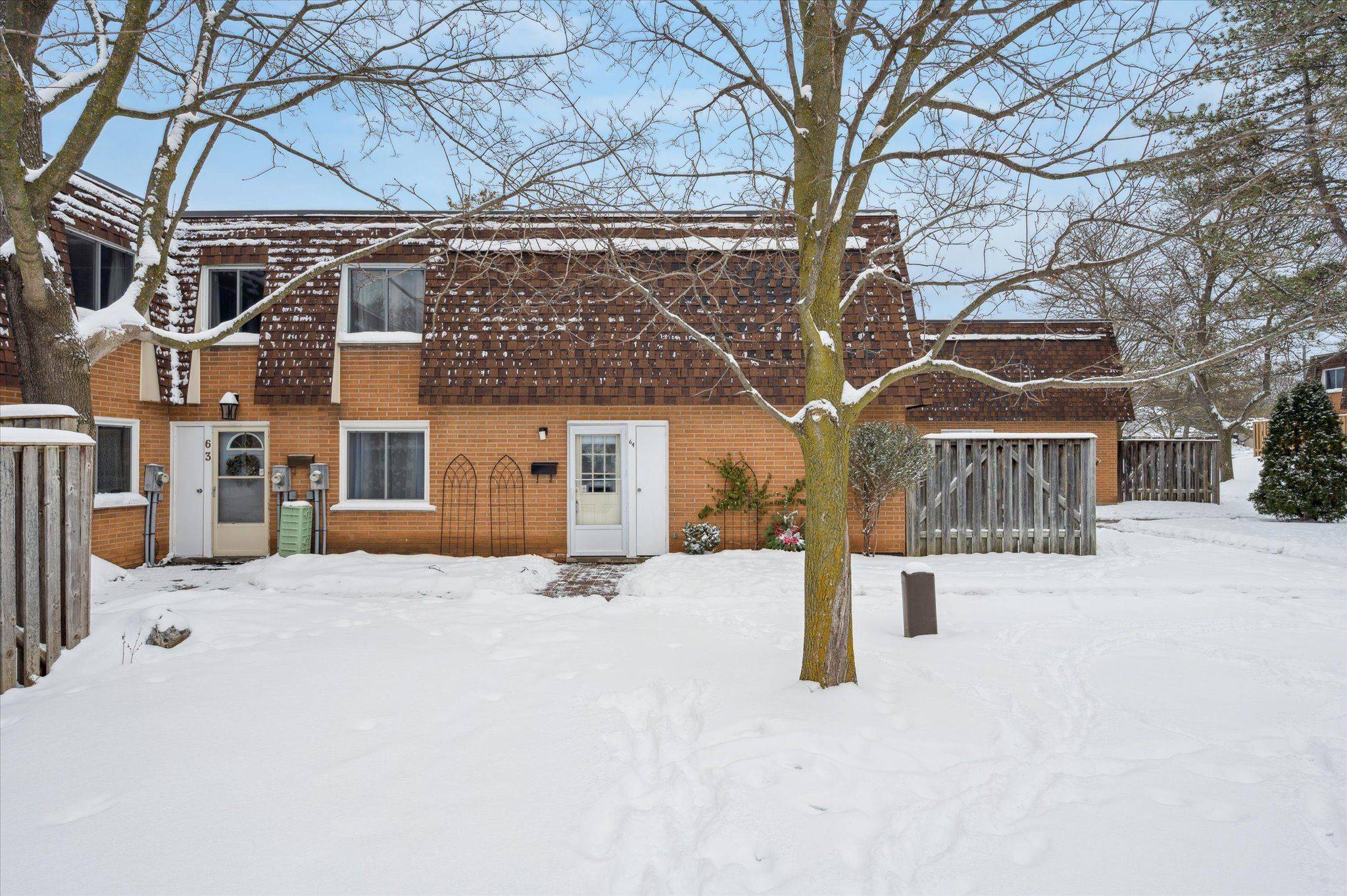 Guelph, ON N1E 3K7,120 Country Club DR #64