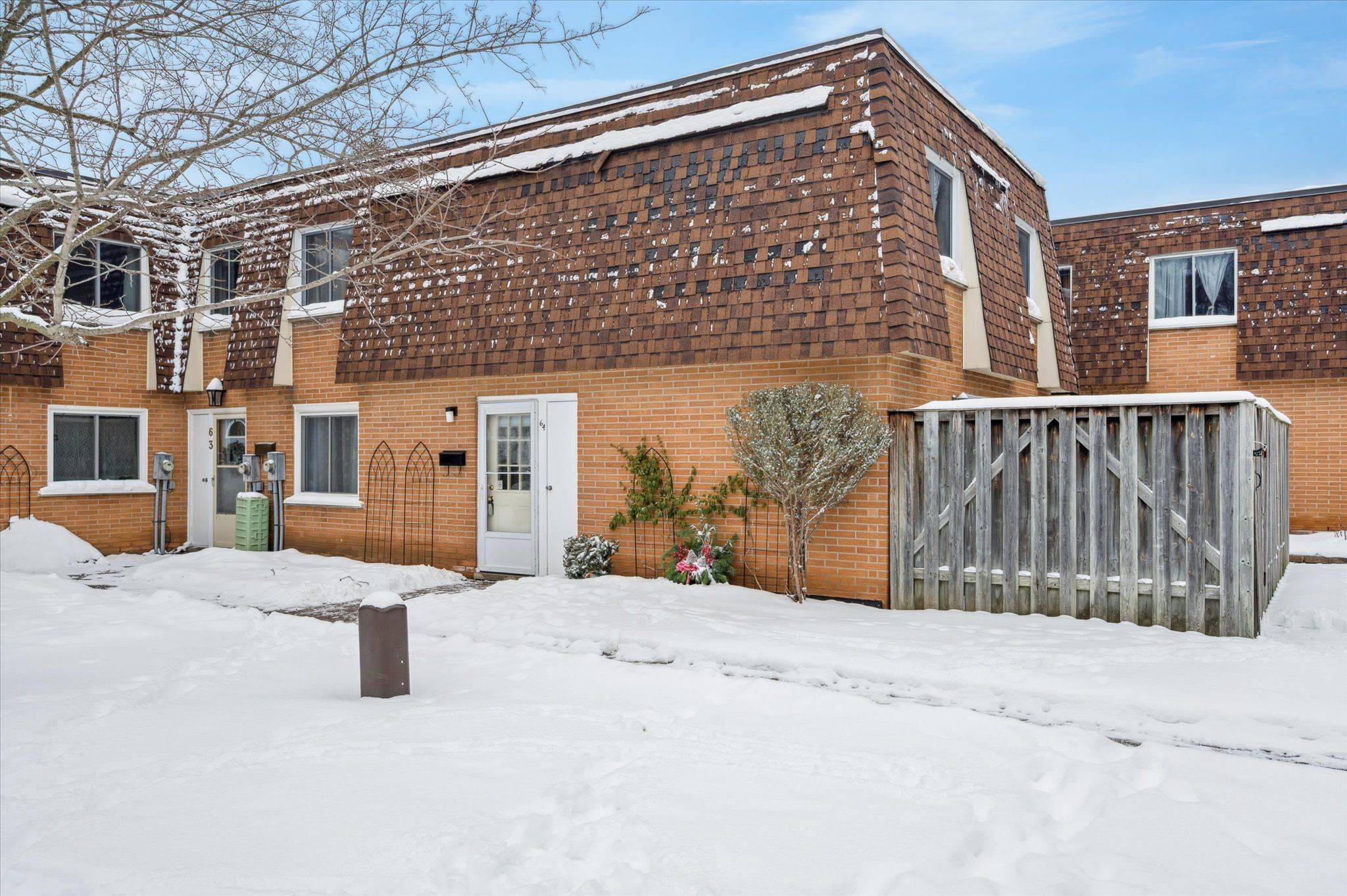 Guelph, ON N1E 3K7,120 Country Club DR #64