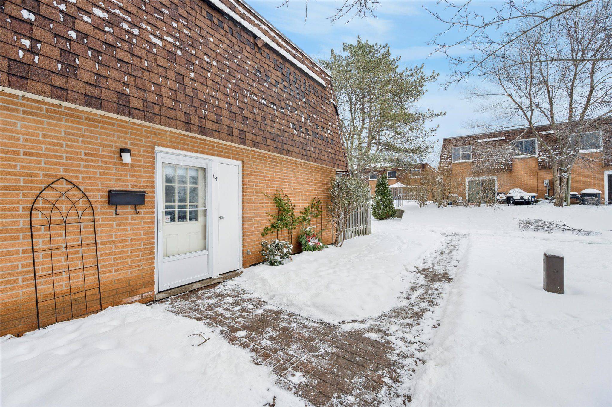 Guelph, ON N1E 3K7,120 Country Club DR #64