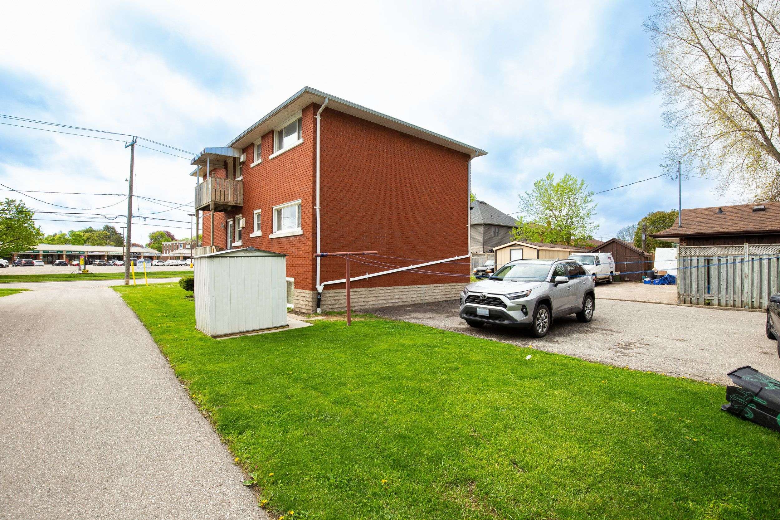 Kitchener, ON N2B 1L6,514 Krug ST