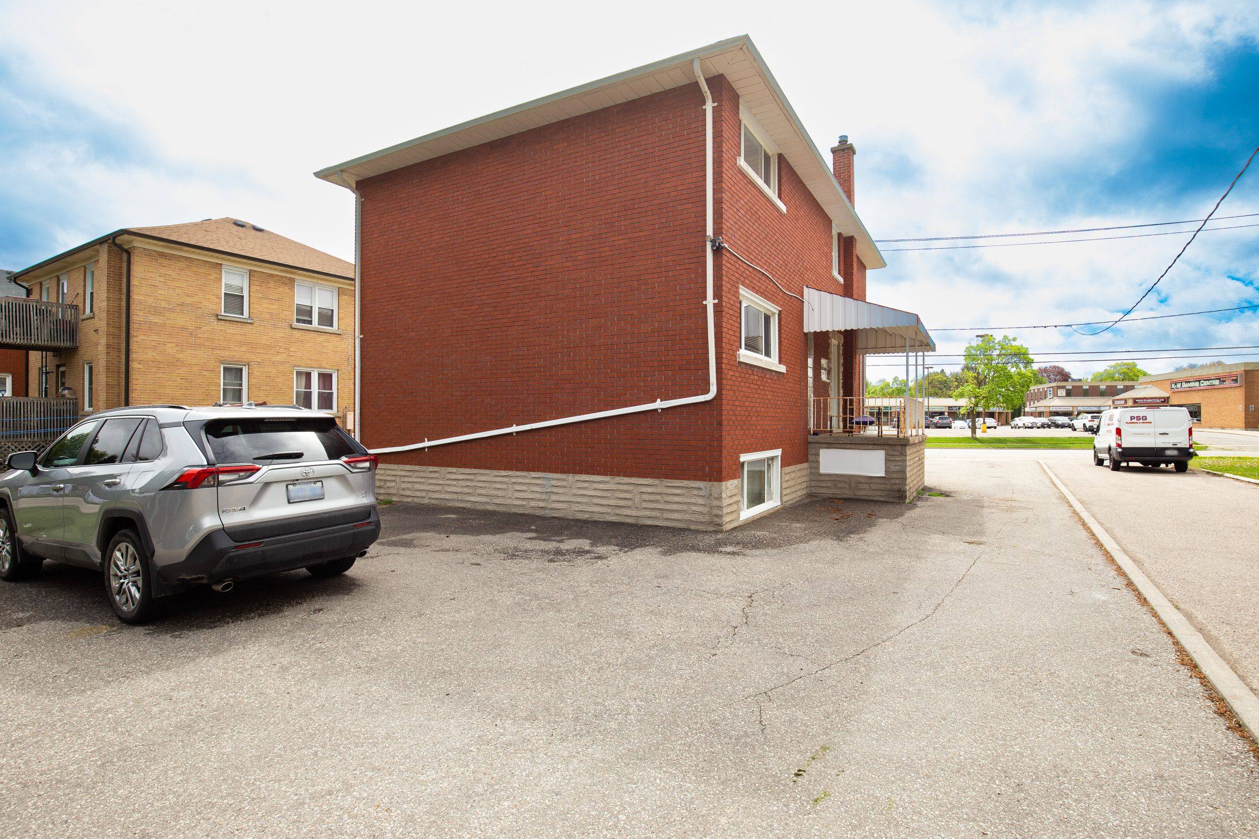 Kitchener, ON N2B 1L6,514 Krug ST