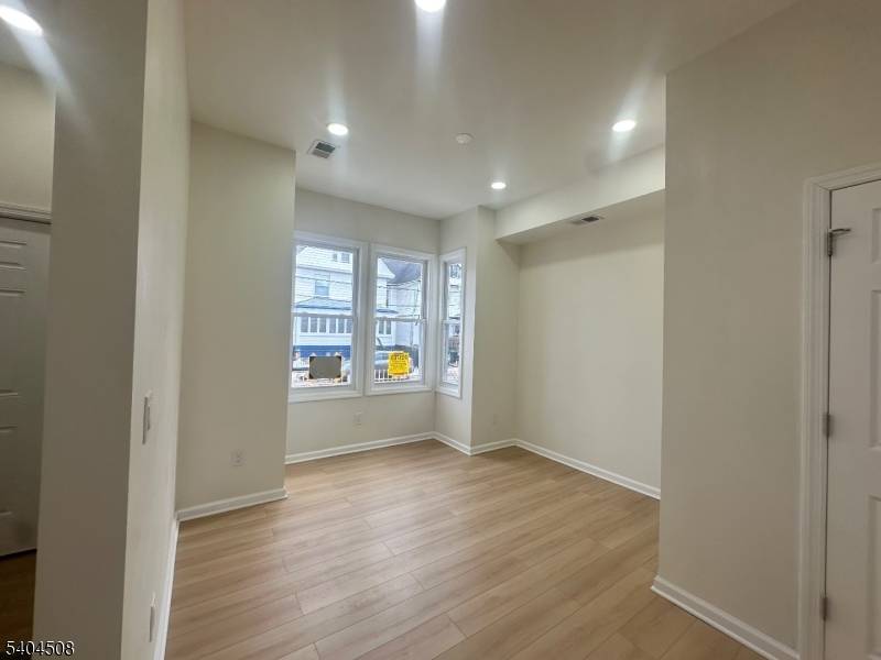 Newark City, NJ 07106,13 Vermont Ave