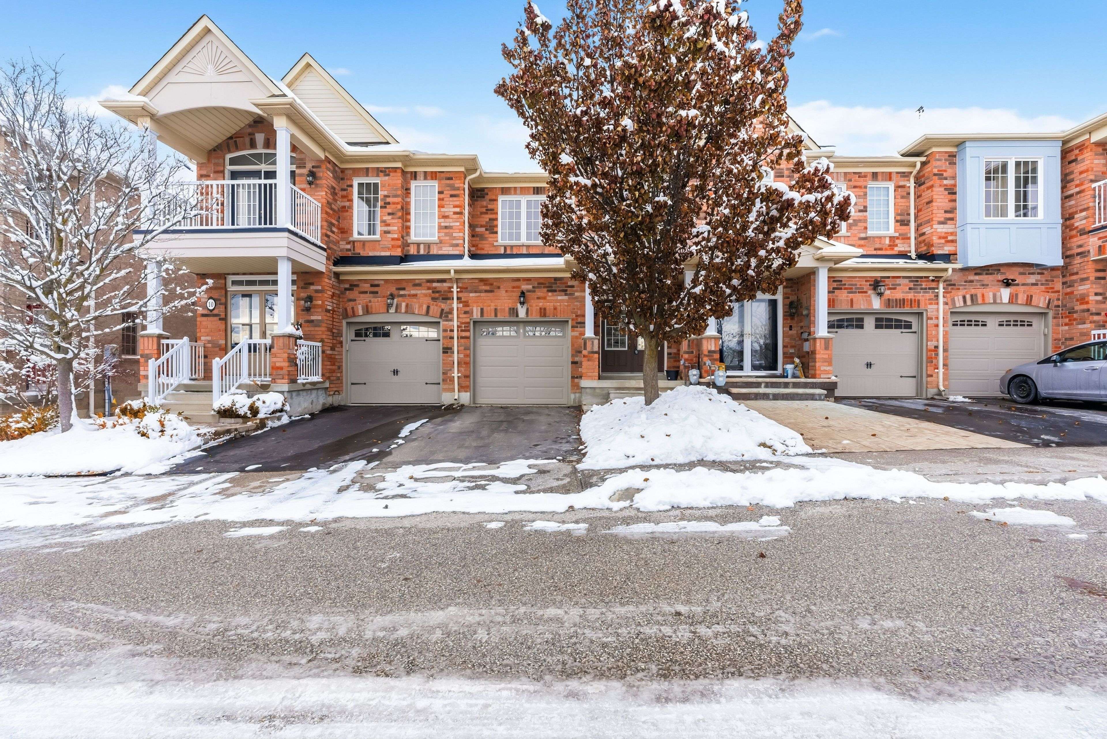 Vaughan, ON L6A 4H1,320 Ravineview DR #9