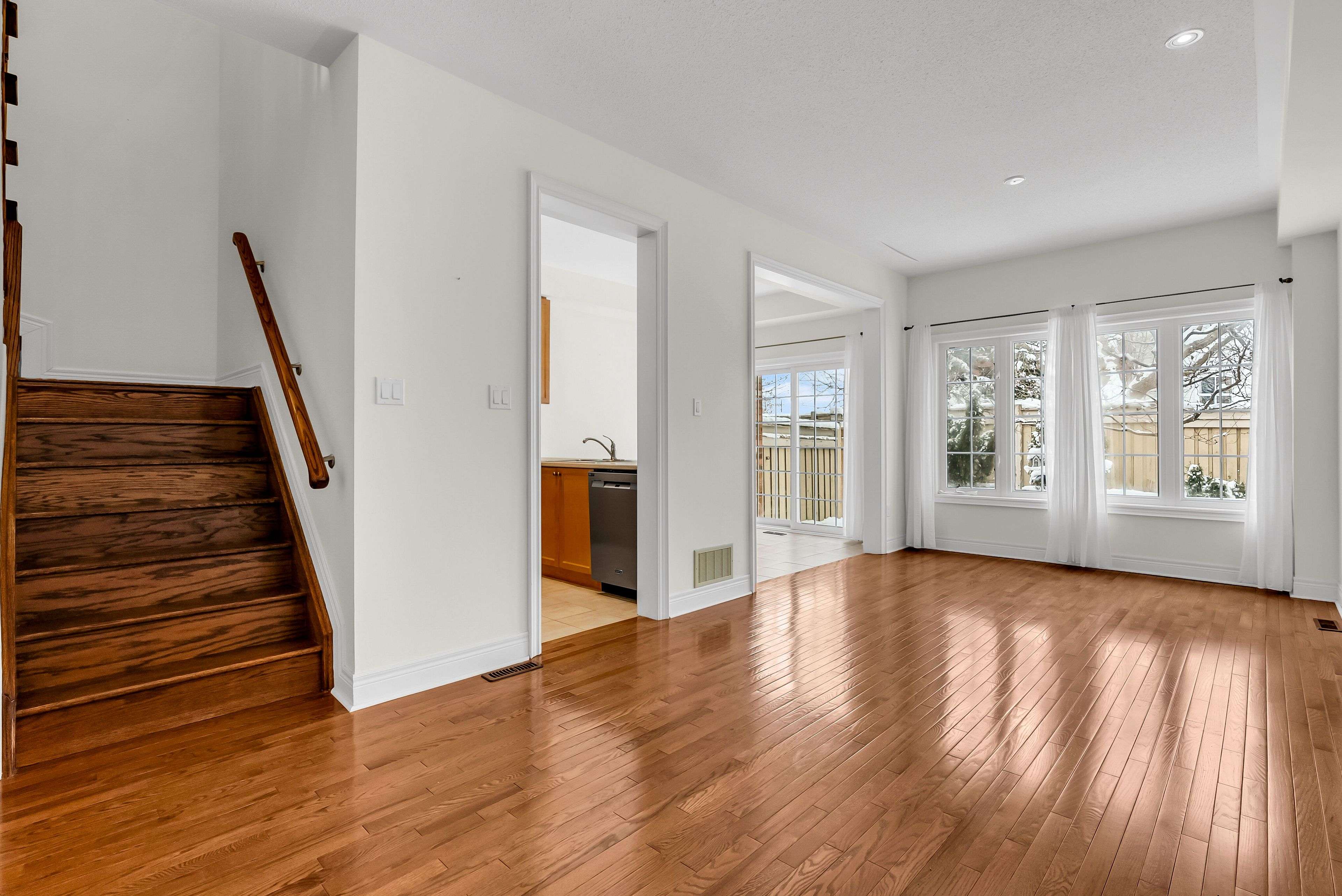 Vaughan, ON L6A 4H1,320 Ravineview DR #9