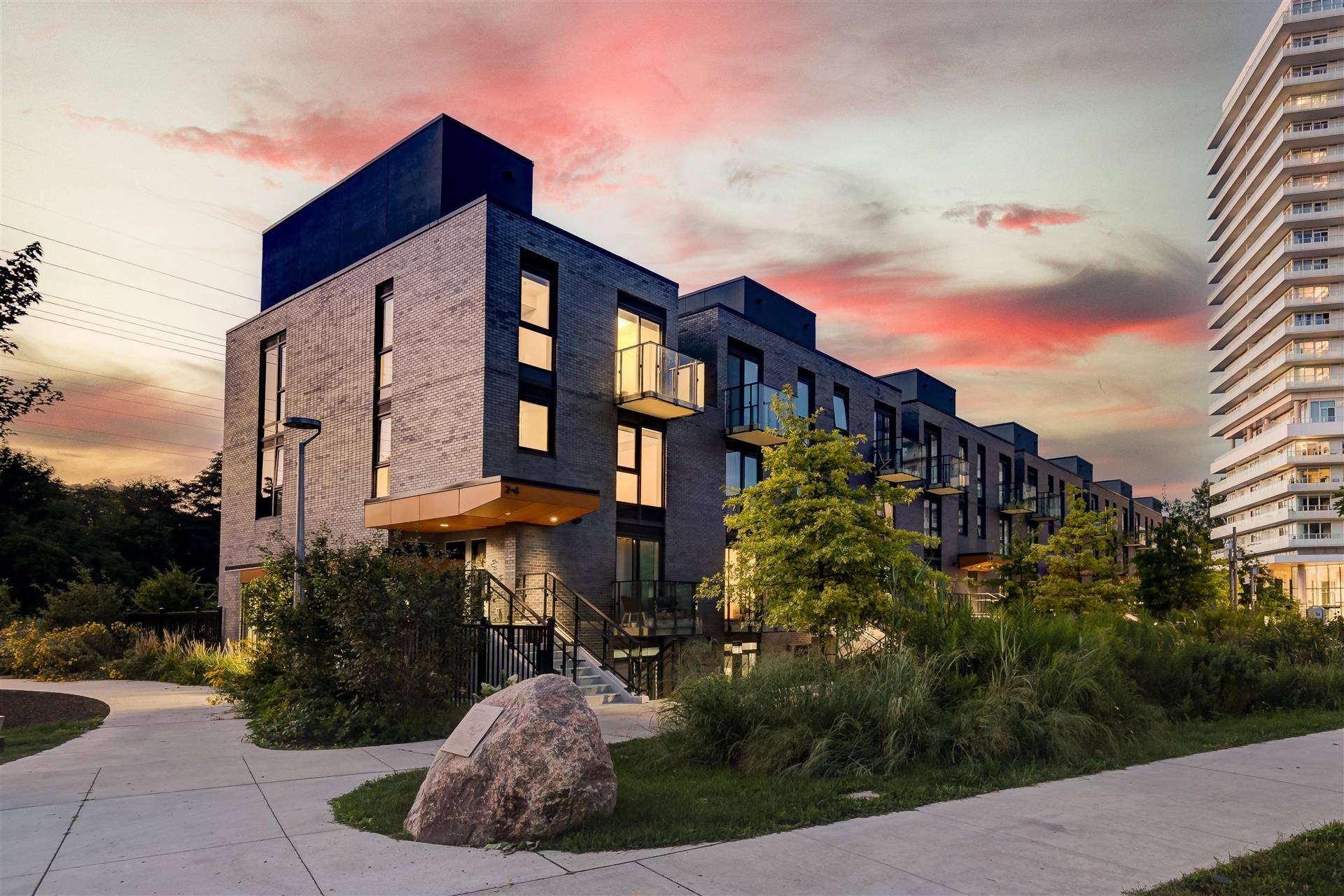 Toronto W08, ON M8X 0B3,10 Brin DR #TH3