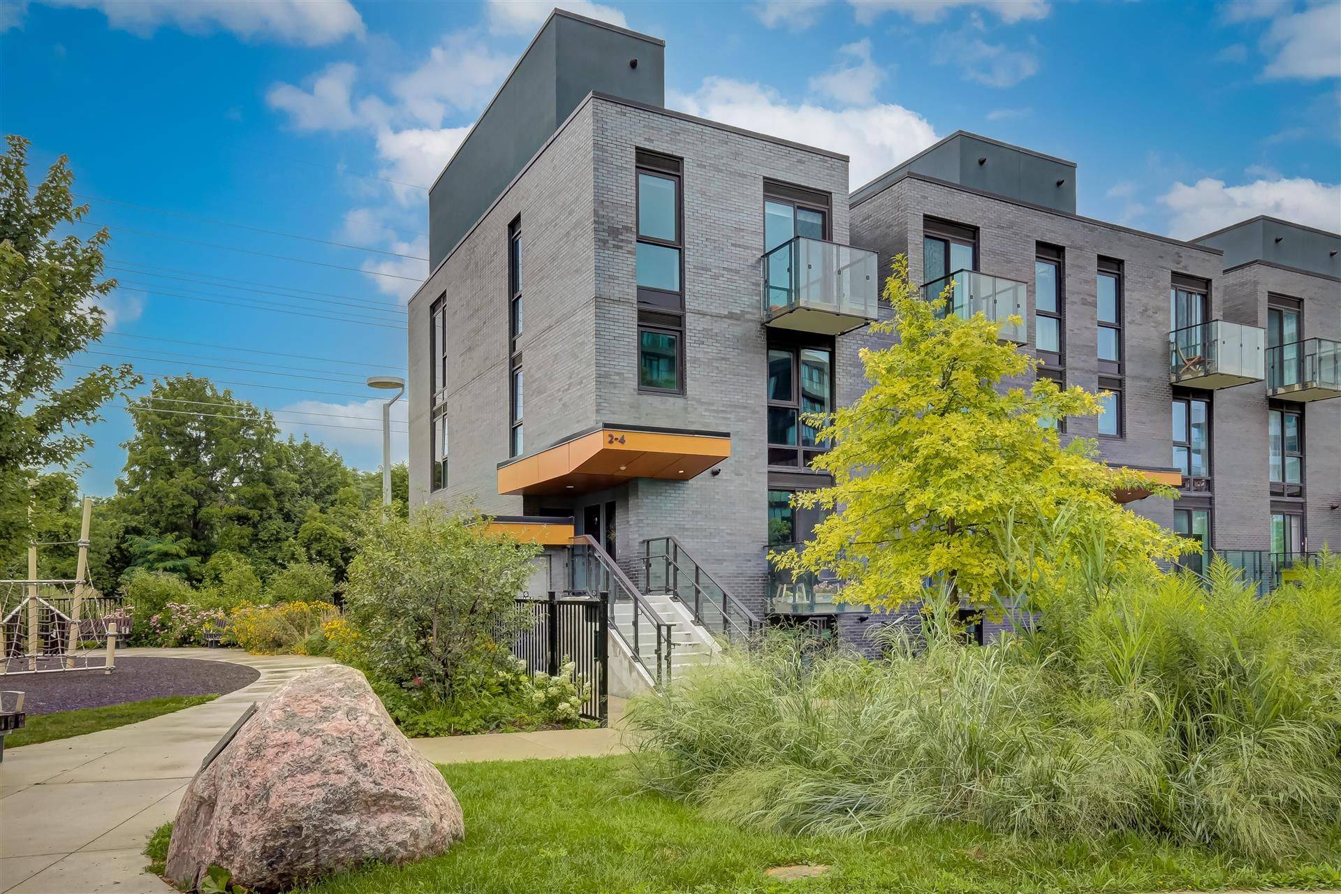 Toronto W08, ON M8X 0B3,10 Brin DR #TH3