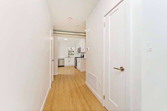 Hamilton, ON L8N 2S9,127 Victoria AVE S #7