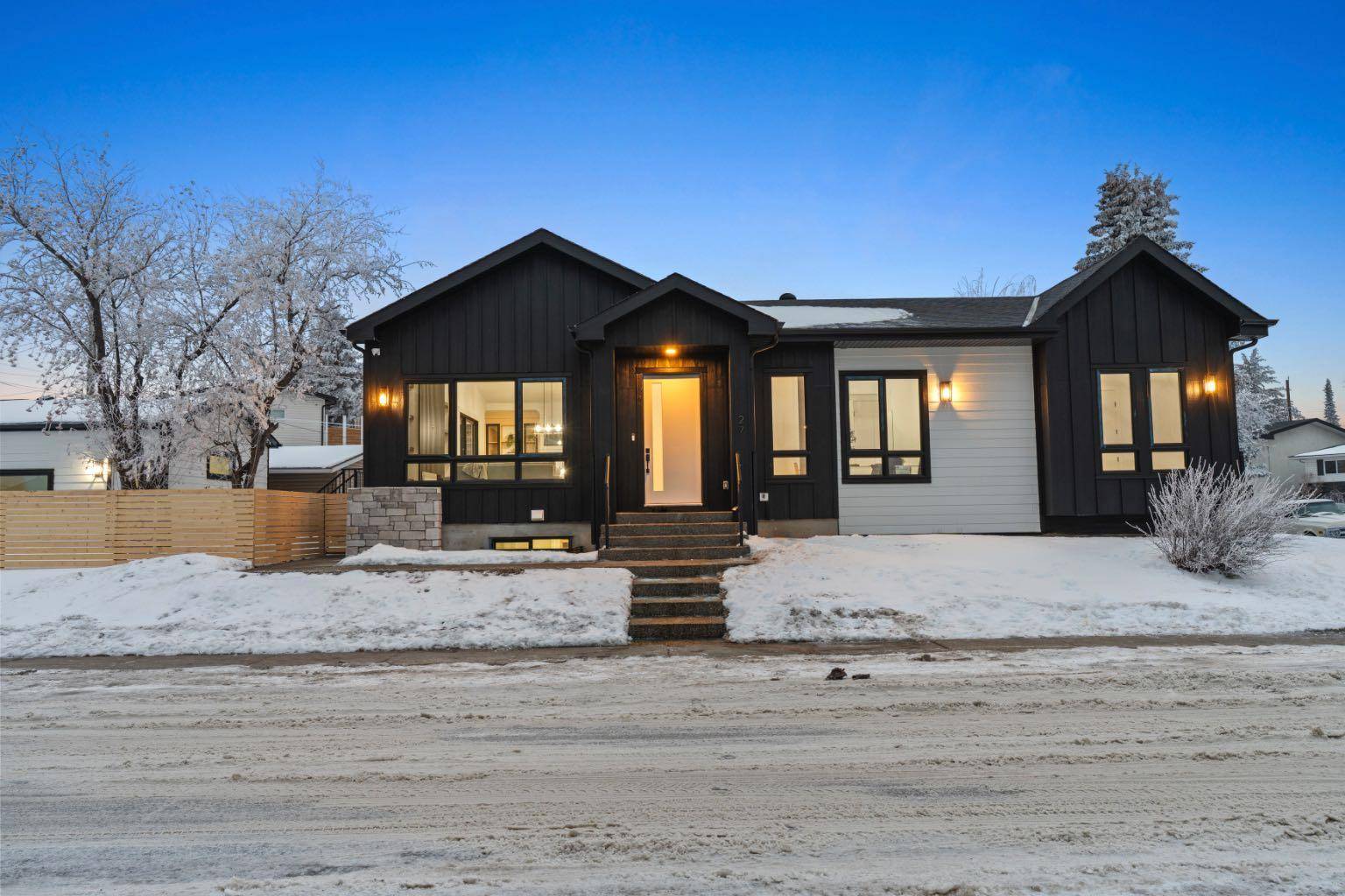 Calgary, AB T3E 5A2,27 Glacier DR SW