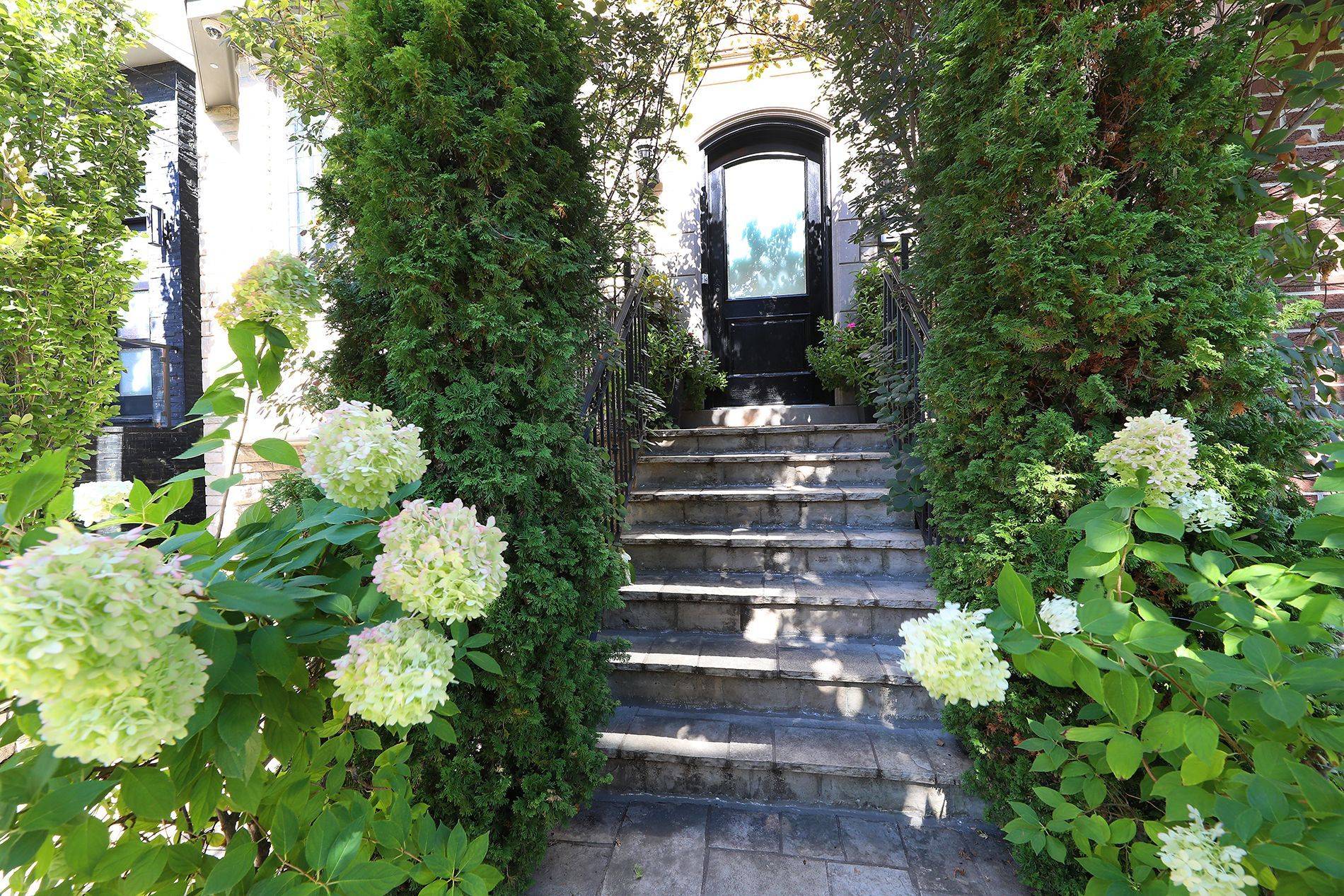 Toronto C04, ON M5M 1H4,370 Douglas AVE