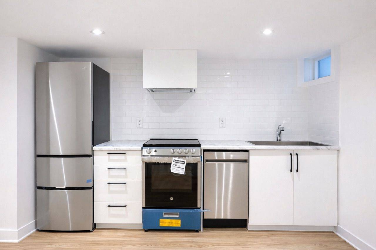 Toronto C01, ON M6J 2W7,211 Shaw ST #211-B