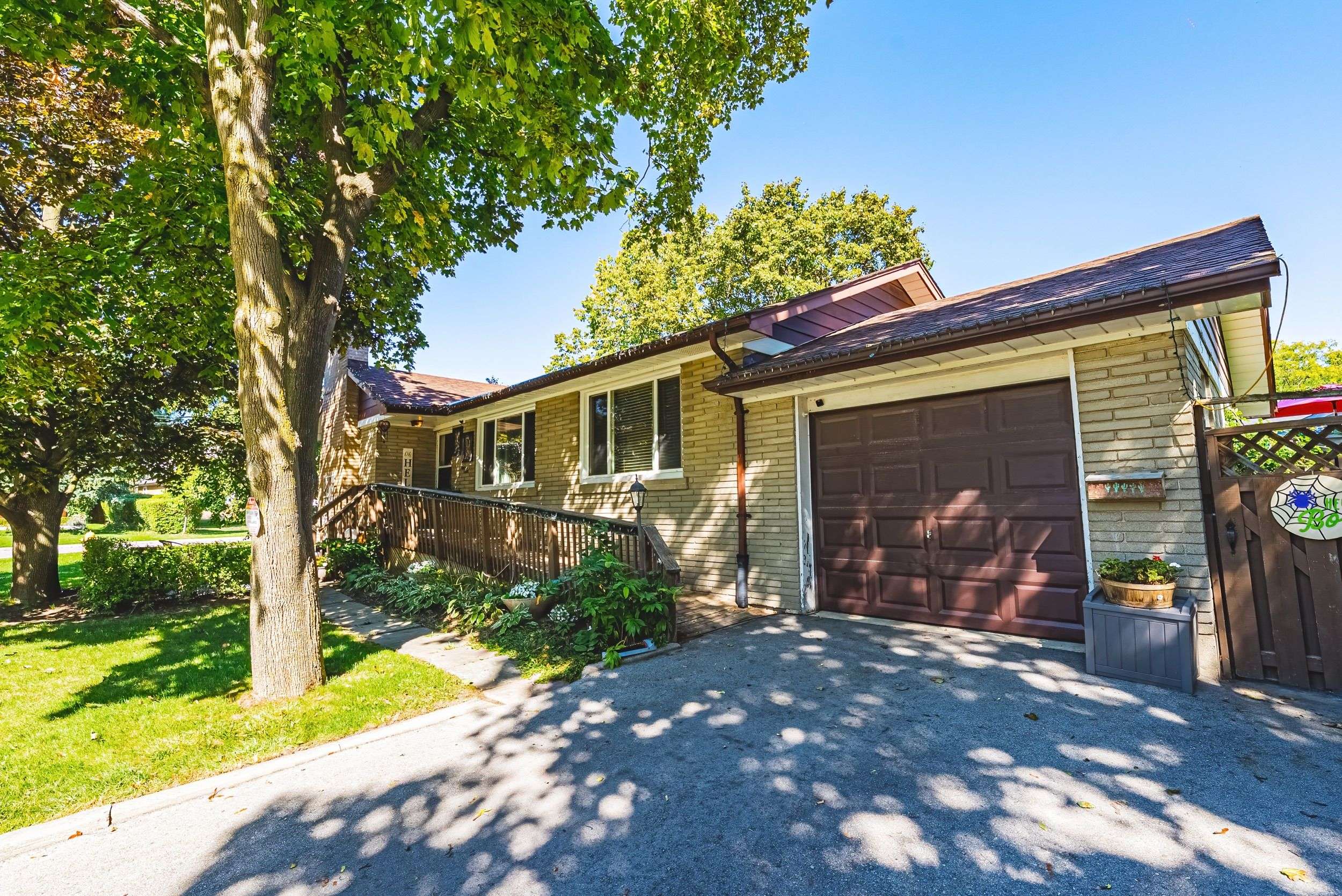 Toronto W10, ON M9V 2Y9,1 Norwich PL