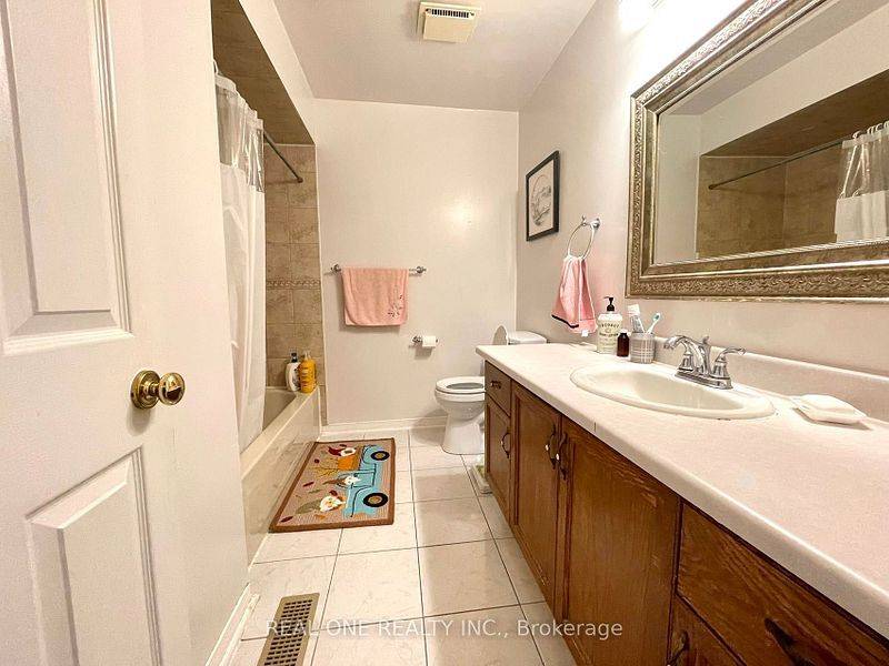 Oakville, ON L6M 2W5,1235 Blackburn DR #Unit 2