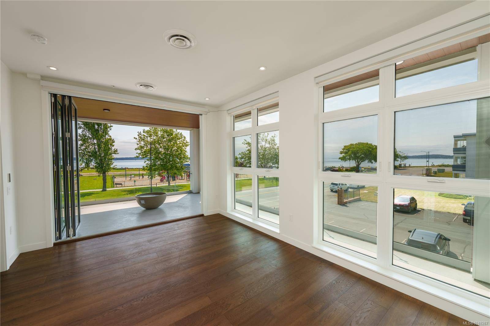 Sidney, BC V8L 2W5,9570 Fifth St #204