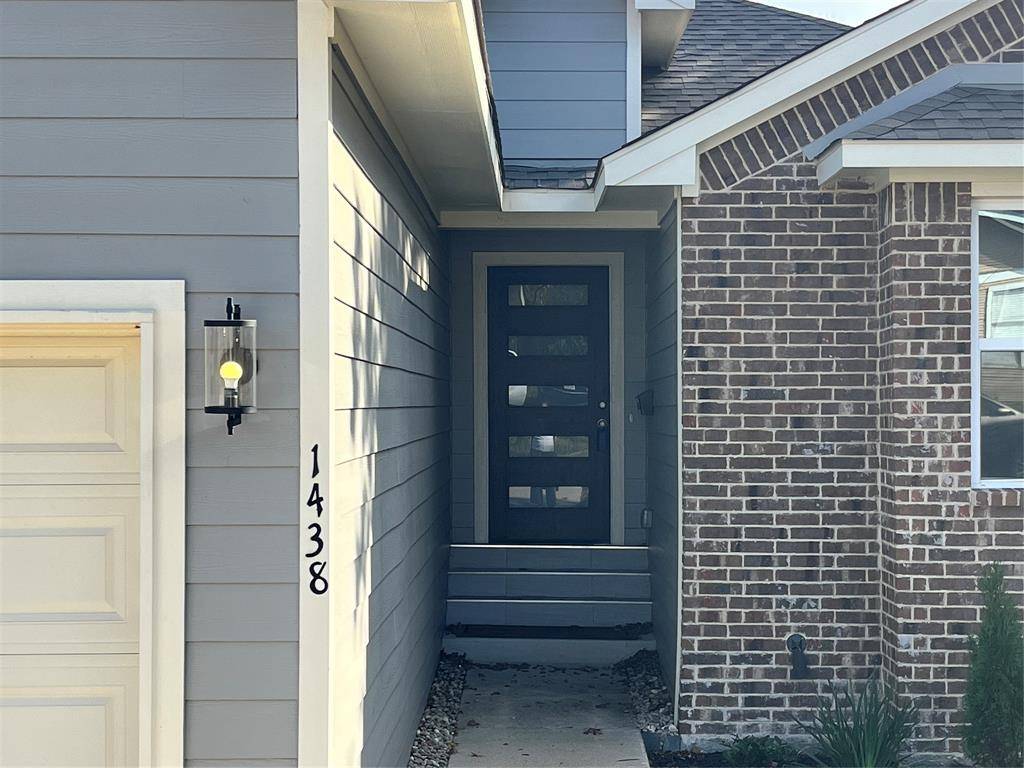 Dallas, TX 75216,1438 E Waco Avenue