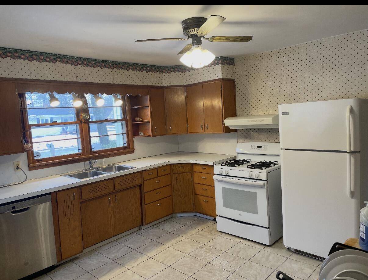 Muskegon, MI 49442,818 Clark ST