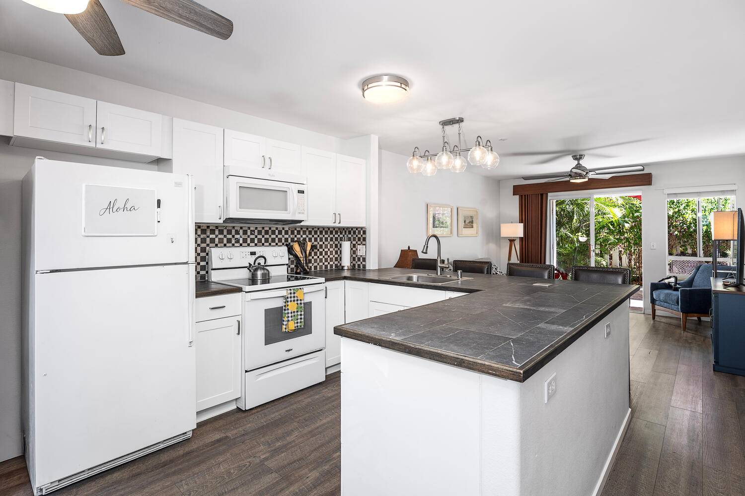 Kailua-kona, HI 96740,75-6081 ALII DR #T102