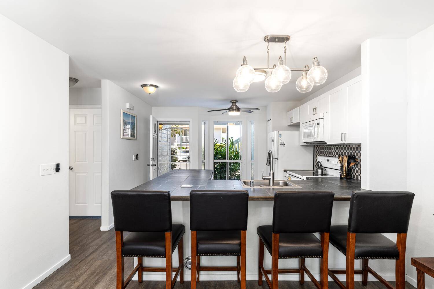 Kailua-kona, HI 96740,75-6081 ALII DR #T102