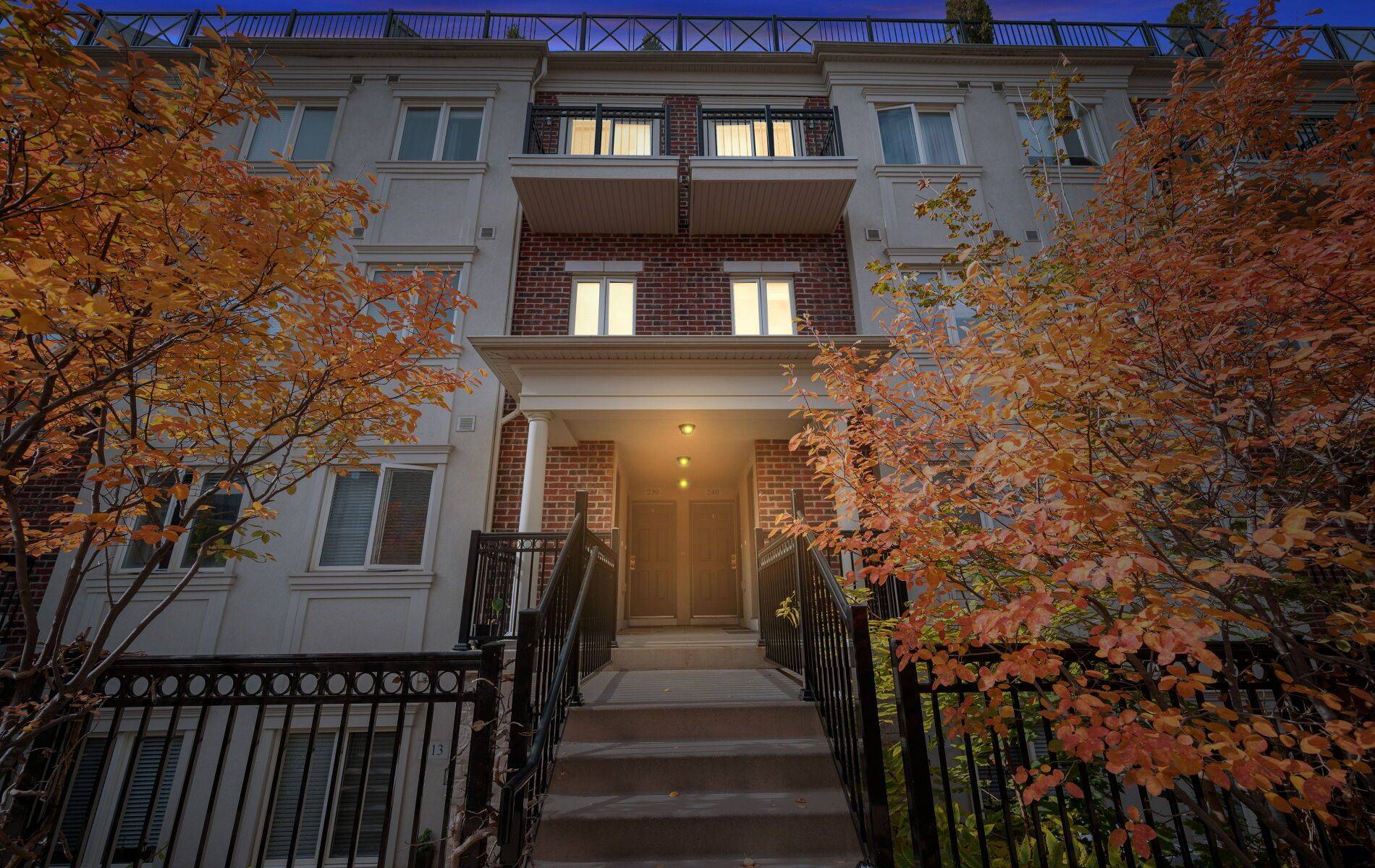 Toronto C07, ON M2R 0A5,15 Coneflower CRES #240