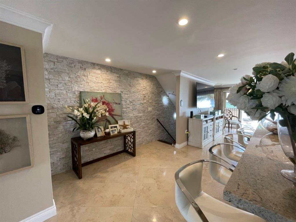 Hollywood, FL 33019,777 S Surf Rd