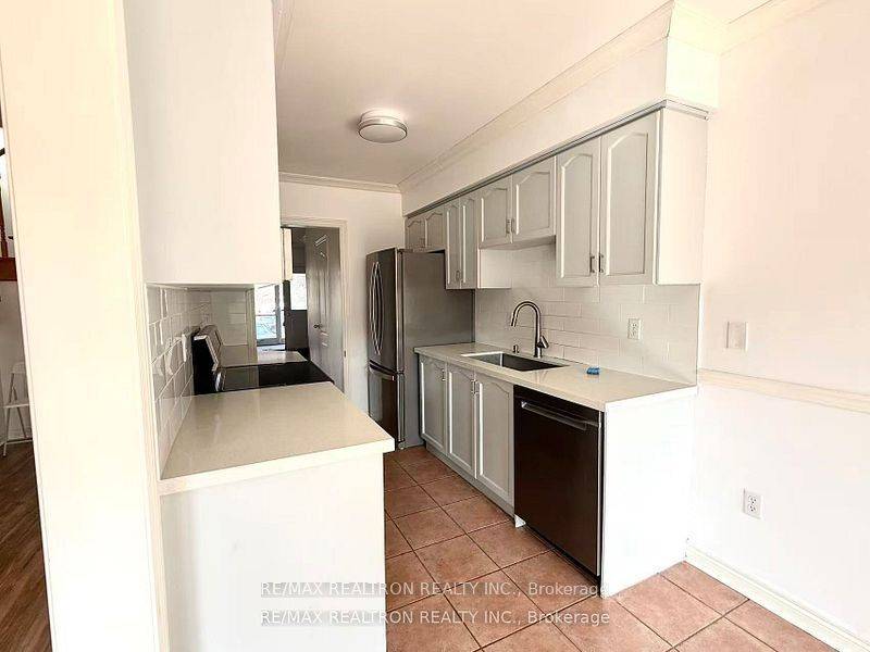 Newmarket, ON L3X 2S3,165 Warwick CRES #Main and Upper